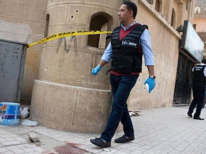 Un miembro de las Fuerzas de Seguridad junto una mancha de sangre en la iglesia Mar Mina tras el ataque contra el templo este viernes.