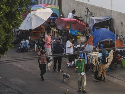 Las tiendas de campaña bloquean las aceras de la calle Seis, en Skid Row, en el centro de Los Ángeles. Vídeo: 'Día de Navidad', de @PlasticJesus