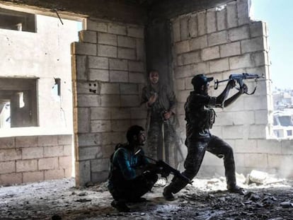 Tres miembros de las fuerza rebelde aliada de EE UU combaten en la ofensiva para arrebatar Raqa al Estado Islámico, el pasado mes de septiembre.