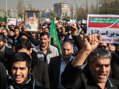 Decenas de miles de iraníes se manifiestan en favor del Gobierno de Hasan Rohaní en Teherán, la capital del país persa.