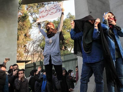 Estudiantes iraníes en la Universidad de Teherán en una de las manifestaciones contra el Gobierno el pasado sábado. EFE