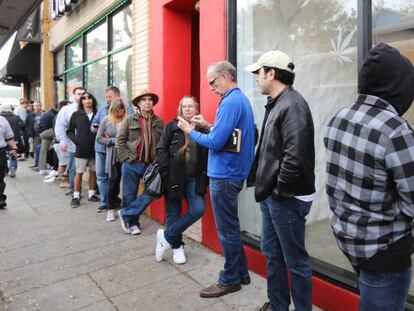 Decenas de clientes hacen fila en el dispensario MedMen para comprar productos de marihuana recreativa en West Hollywood, California, el pasado martes.