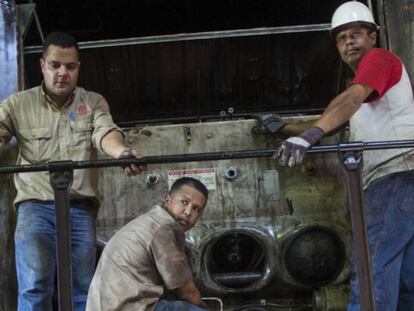 Trabajadores reparan una locomotora en Ciudad Guayana el 1 de noviembre.
