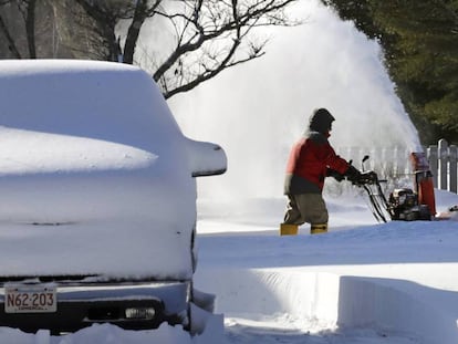 Un coche cubierto de nieve en Norwell, Massachusetts.