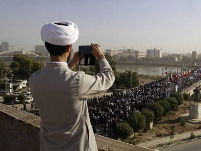 Un clérigo iraní toma una foto de las manifestaciones pro-gubernamentales en Ahvaz, Iran, el 3 de enero de 2018.