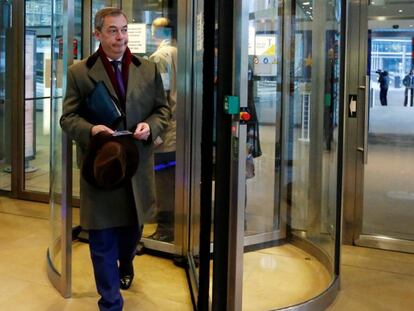 El líder del partido antieuropeo UKIP, Nigel Farage, a su llegada en la Comisión Europea en Bruselas este lunes. EPV/