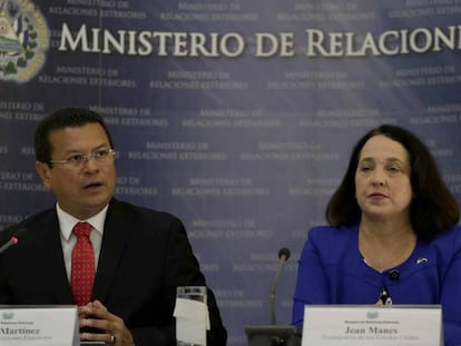 El canciller Hugo Martínez y la embajadora Jane Manes este lunes en San Salvador.