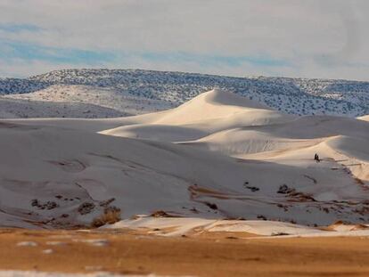 Dunas nevadas en Aïn Séfra, Argelia.
