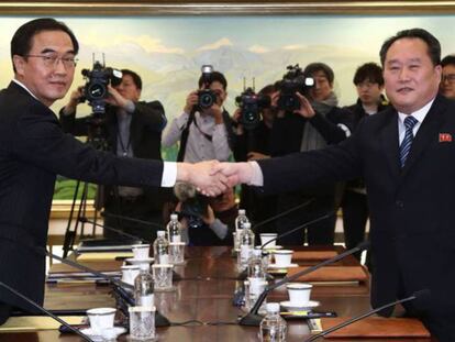 Los líderes de las delegaciones de Corea del Sur y del Norte, antes de comenzar el encuentro.