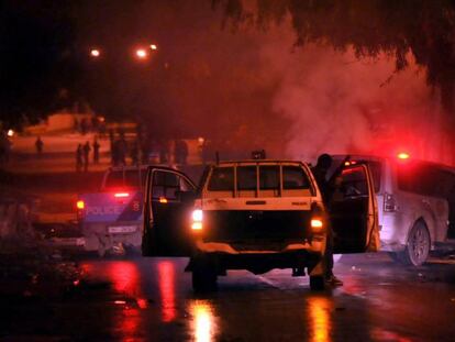 La policía tunecina se enfrenta a los manifestantes por segunda noche consecutiva.