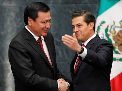 Peña Nieto despide a Osorio Chong en Los Pinos.