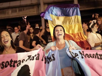 Cientos de personas celebran el fallo en San José, este martes.