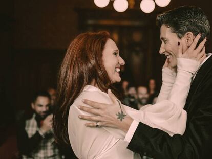 Fleur Pierets (d) y Julian P. Bloom en el transcurso de su boda en Ámsterdam, el pasado 12 de septiembre de 2016.