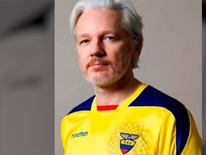 Julian Assange, con una camiseta de la selección ecuatoriana de fútbol. En vídeo, Ecuador busca una mediación para resolver su situación.