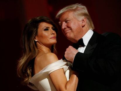 Donald Trump y su esposa, Melania, bailando.