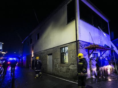 Los servicios de emergencia junto al local incendiado en Vila Nova Da Rainha.