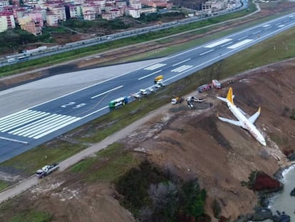 O Boeing 737-800 da companhia aérea Pegasus Airlines depois de sofrer o acidente no aeroporto de Trabzon, na Turquia.