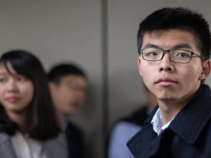 Joshua Wong, a su llegada al tribunal. En vídeo, declaraciones de Joshua Wong y Lester Shum antes de entrar a los juzgados.