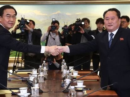 Los líderes de las delegaciones de Corea del Sur (izquierda) y del Norte, antes de la reunión.