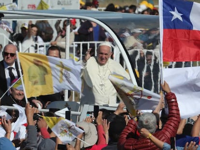 El papa Francisco saluda a sus feligreses a su llegada a Temuco.