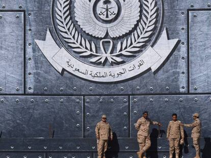 Un grupo de soldados saudíes, bajo el escudo de las Fuerzas Aéreas en la Academia Rey Faisal. / Vídeo: Propaganda de la fuerza de asalto saudita contra Irán.