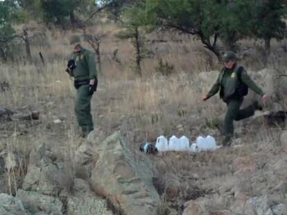 La Patrulla Fronteriza destruye el agua que auxilia a los inmigrantes que cruzan el desierto