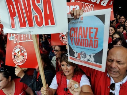 Partidarios del expresidente venezolano Hugo Chávez y trabajadores de PDVSA en mayo de 2011. Vídeo: nombramiento de un militar al frente de la empresa, en noviembre.