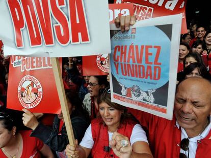 Partidarios del expresidente venezolano Hugo Chávez y trabajadores de PDVSA en mayo de 2011. Vídeo: nombramiento de un militar al frente de la empresa, en noviembre.