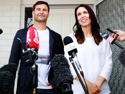 Jacinda Ardern y su pareja, Clarke Gayford, durante la rueda de prensa a las puertas de su casa en Auckland.