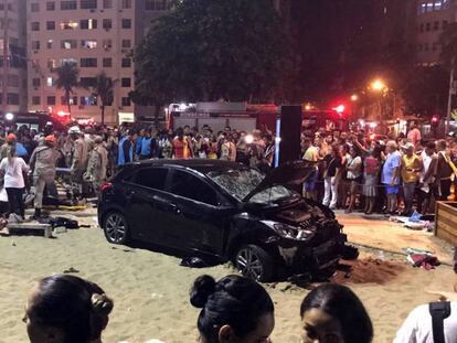 Un coche invadió la acera de la playa de Copacabana y 15 personas resultaron heridas.