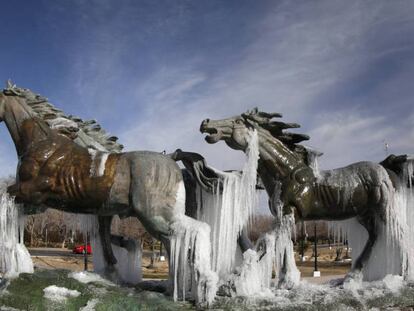 Un monumento en Ciudad Juárez acumula hielo a causa de los intensos fríos en la zona.
