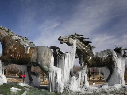 Un monumento en Ciudad Juárez acumula hielo a causa de los intensos fríos en la zona.