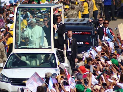 El papa Francisco saluda a los feligreses a su llegada a la playa de Huanchaco, en las afueras de la ciudad de Trujillo (Perú) este sábado. Vídeo: el papamóvil sufre un pinchazo en una autopista.