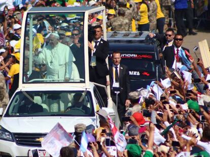 El papa Francisco saluda a los feligreses a su llegada a la playa de Huanchaco, en las afueras de la ciudad de Trujillo (Perú) este sábado. Vídeo: el papamóvil sufre un pinchazo en una autopista.