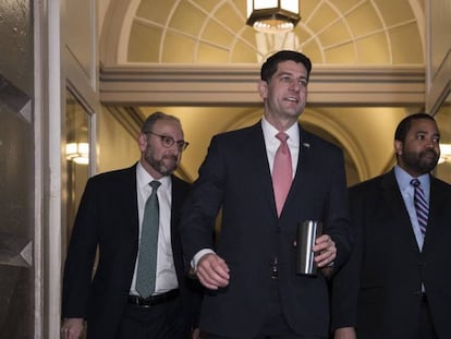 El líder republicano en el Congreso, Paul Ryan, en el centro.