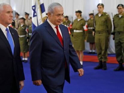 El vicepresidente de EE UU, Mike Pence, es recibido por el primer ministro israelí, Benjamin Netanyahu, en una ceremonia en Jerusalén este lunes.