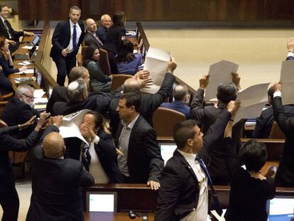 Diputados árabes son expulsados del Parlamento de Israel durante una protesta contra el vicepresidente de EE UU, Mike Pence.