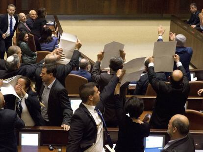 Diputados árabes son expulsados del Parlamento de Israel durante una protesta contra el vicepresidente de EE UU, Mike Pence.