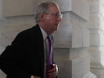 El líder de la mayoría republicana en el Senado, Mitch McConnell. En vídeo, Schumer, líder de la minoría demócrata, anuncia el acuerdo alcanzado.