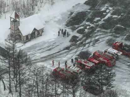 Vista aérea de los vehículos de los equipos de emergencia en el centro de ski japonés.