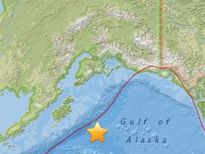 Mapa facilitado por el Centro Geológico de Estados Unidos. En vídeo, aviso de alerta del departamento de policía de Kodiak, en Alaska.