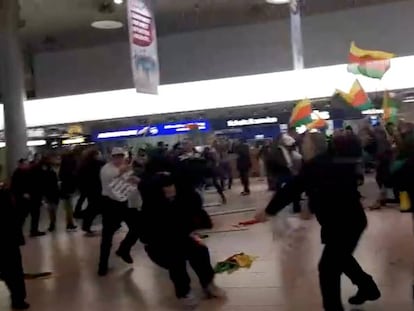 Viajeros turcos y manifestantes kurdos se enfrentan en una batalla campal en el aeropuerto de Hannover.