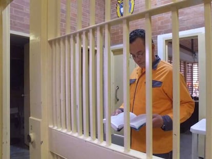 Un recluso hojea uno de los libros en la nueva biblioteca.