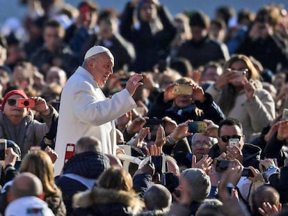 El papa Francisco saluda a los fieles durante la audiencia general del miércoles en la Plaza de San Pedro en el Vaticano, este miércoles.