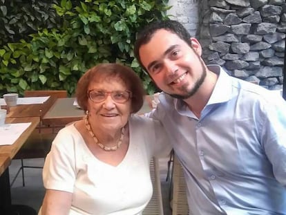 La superviviente Lea Zajac (izquierda) y su aprendiz Darío Berlinerblau (derecha), en Buenos Aires. En vídeo, homenaje realizado en el Senado.
