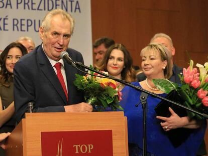 Milos Zeman da un discurso junto a su esposa, Ivana (derecha), para celebrar su victoria, este sábado en Praga.