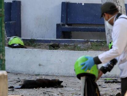 Un investigador de la policía recoge pruebas en el lugar del atentado en Barranquilla.