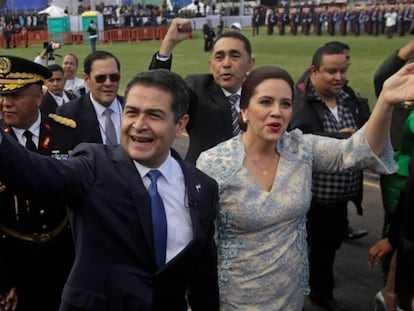 Juan Orlando y su esposa a su llegada al Estadio Nacional de Honduras