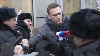 La policía rusa detiene al opositor Alexéi Navalni.