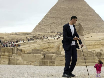 Sultan Kosen, el hombre más alto del mundo, posa junto a Jyoti Amge, la más baja, delante de la pirámide de Giza el pasado viernes.